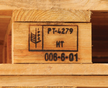 Az ISPM-15 szabvány II. melléklete alapján elfogadható faanyagba égetett jelölés
